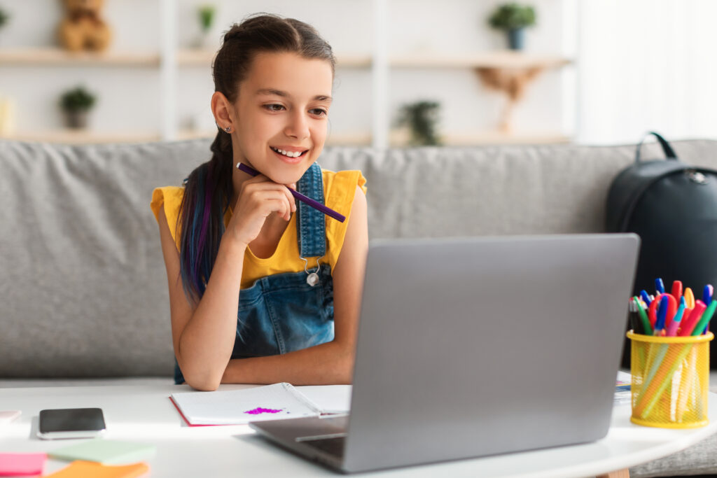 Kind löst Mathematikaufgaben während Online-Nachhilfe