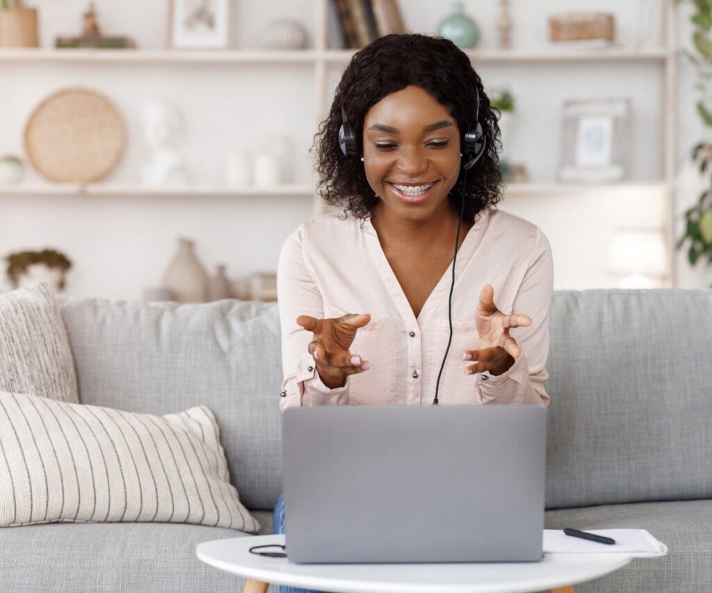 Schülerin bei der Online-BwR Nachhilfe am Laptop