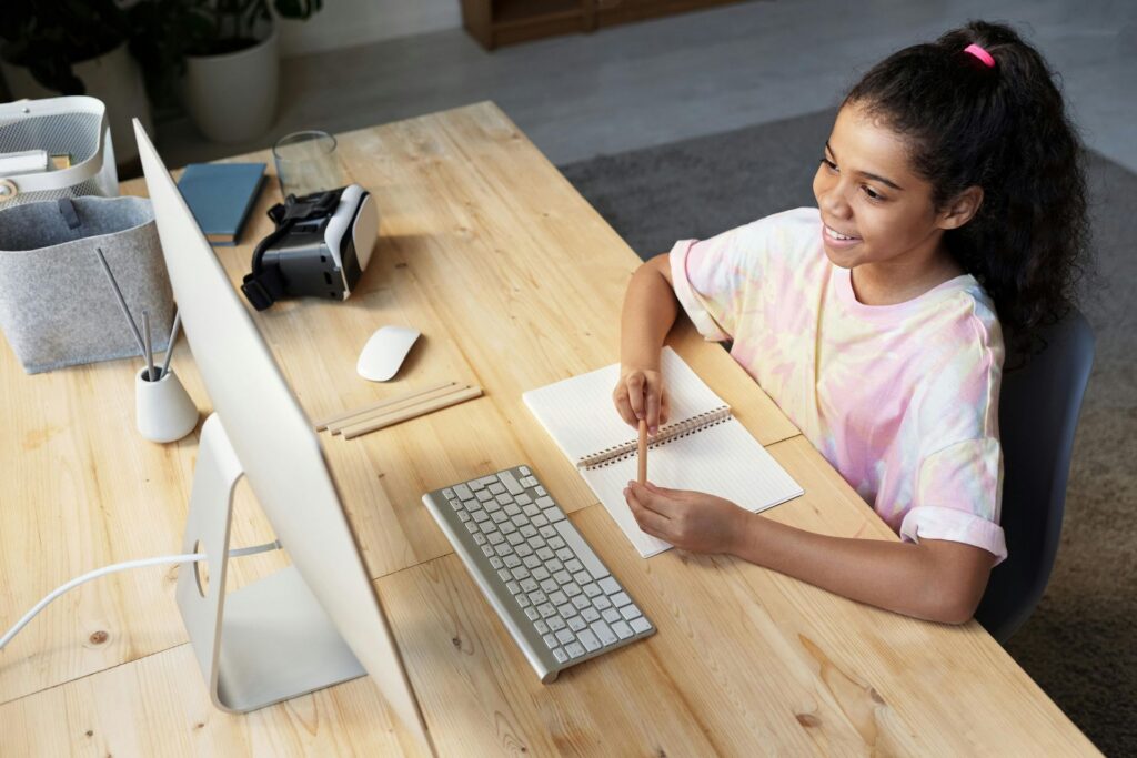 Mädchen lernt konzentriert Mathe bei der Mathematik Einzelnachhilfe am Laptop